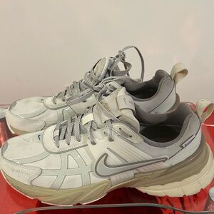 Nike V2K Run GORE-TEX women's waterproof shoe in grey.